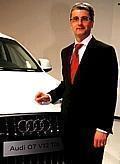 Rupert Stadler, Vorstandsvorsitzender der AUDI AG, mit dem Audi Q7 V12 TDI.